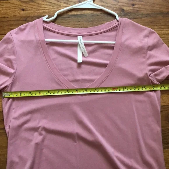 Aritzia, The Group by Babaton, Foundation V-Neck T-Shirt, pink, size XS - Picture 6 of 7